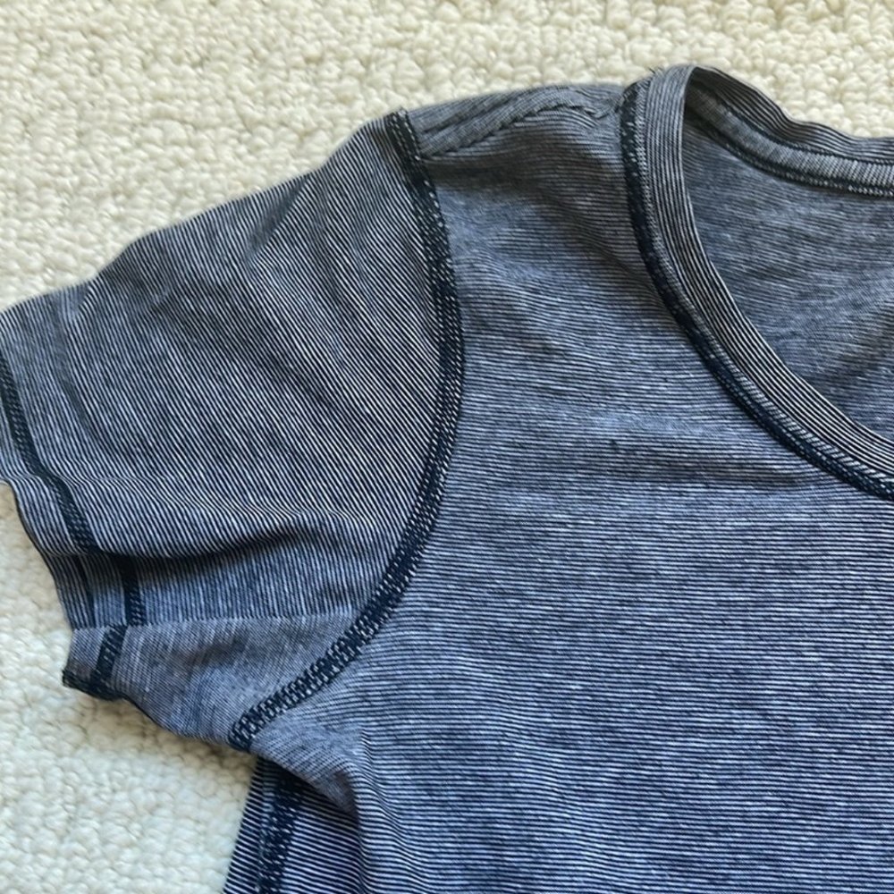 SOLDLululemon Lively Crewneck Tee Vitasea in White Black Mircostripe Size XS 2/4 - Picture 4 of 11